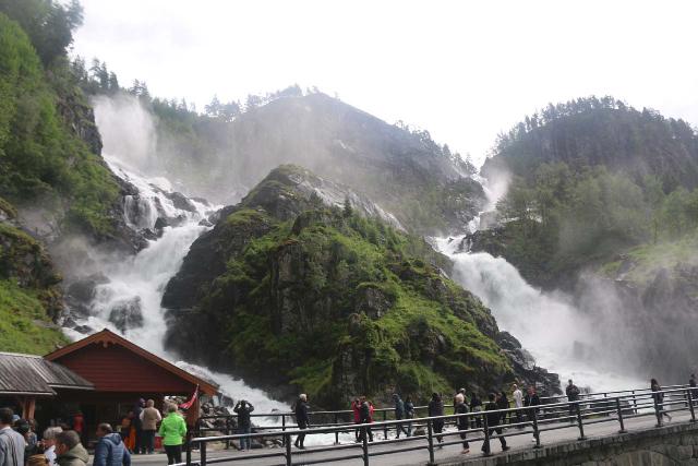 Oddadalen_016_06232019 - Pode ficar bem lotado no quiosque e no estacionamento antes de Låtefossen, especialmente quando há um ou dois ônibus de turismo ao mesmo tempo