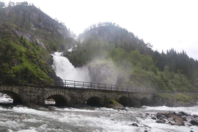 Oddadalen_045_06232019 - Olhando para o braço sul de Låtefossen, que acredito ser chamado de Skarsfossen