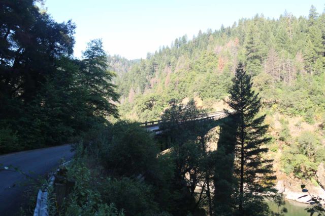 Potem_Falls_107_06202016 - Die schmale Brücke, die die beeindruckende Schlucht in der Nähe des Pit 7 Reservoirs überspannt