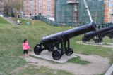 Quebec_City_078_10042013 - Tahia dwarfed by some cannons at the Governor's Walk