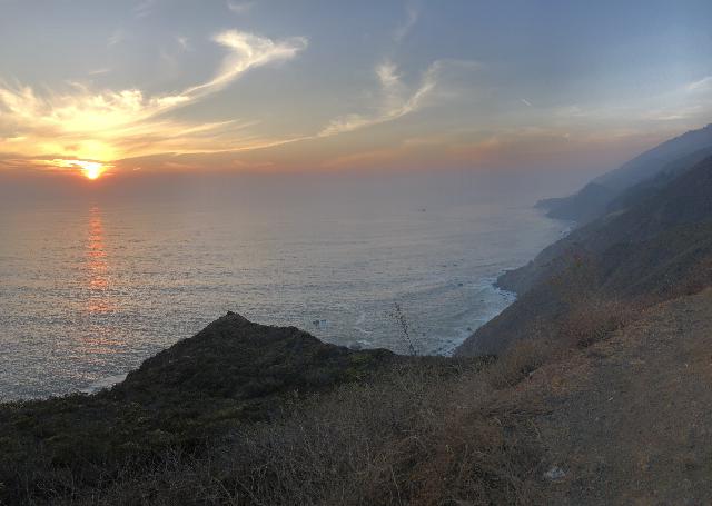 Ragged_Point_009_jx_11162018 - Big Sur je skvělé místo pro chytit Západ slunce uprostřed drsné krásy pobřeží. Vzali jsme tento snímek jak jsme se vraceli do Otrhané Bod, ze Salmon Creek Falls's rugged beauty. We took this shot as we were returning to Ragged Point from Salmon Creek Falls