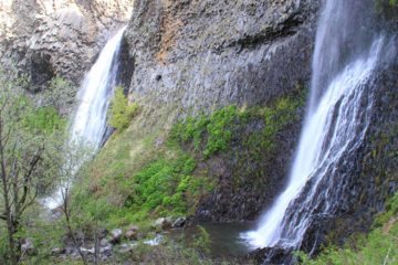 The Cascade du Ray-Pic is one of the more intriguing waterfalls we've seen. What makes the roughly 60m falls interesting is that it is accompanied by prominent yet contorted basalt columns...