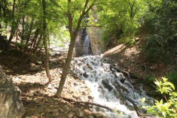 Rocky Mouth Falls was a strangely situated waterfall in that its access involved walking amongst some pretty exclusive homes in the suburb of Sandy, which pretty much sat in the foothills...