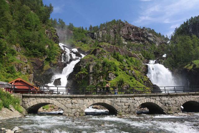 Rv13_120_07242019 - Olhando diretamente para Låtefossen das margens do rio, bem na confluência do riacho da cachoeira e do próprio rio