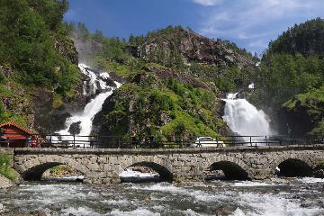 Latefossen was probably the most popular and dramatic of the waterfalls in Oddadalen (the Odda Valley). Although we thought almost all of the waterfalls we encountered in Oddadalen were spectacular...
