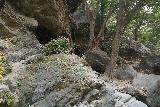 Salmon_Creek_Falls_034_11162018 - Olhando para o amontoado de pedras e mini-cavernas a jusante do Salmon Creek Falls, como visto em novembro de 2018