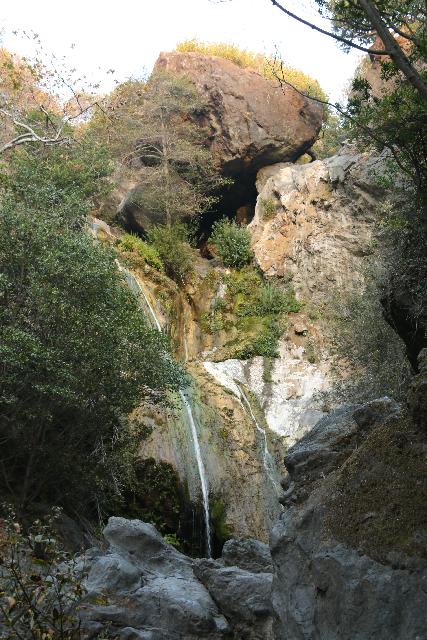 Salmon_Creek_Falls_039_11162018 - Salmon Creek Falls sigue fluyendo al final de una estación seca muy desagradable en noviembre de 2018, como se ve desde una pequeña 'cueva' compuesta de rocas caídas'cave' composed of fallen boulders