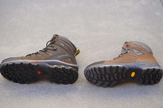 Comparaison de la semelle et du côté de la chaussure Vasque St Elias GTX (à droite) par rapport à la chaussure Salomon Quest 4D 3 GTX (à gauche)