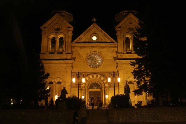 Santa_Fe_108_04142017 - Santa Fe war charmant, weil es eine interessante Mischung aus spanischer und indianischer Architektur und Kunst hatte, die beeindruckende Kathedralenbasilika des Heiligen Franz von Assisi war ein Beispiel dafür