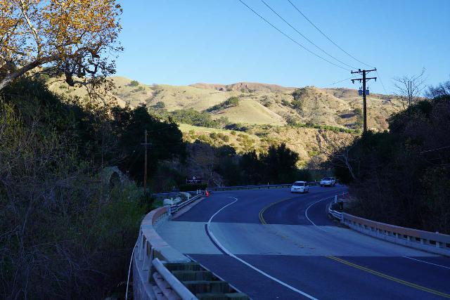Santa_Paula_Canyon_526_02052021 - Looking in the other direction along the Hwy 150 from the entrance to the Santa Paula Canyon Trailhead parking towards the turnoff for the Thomas Aquinas College