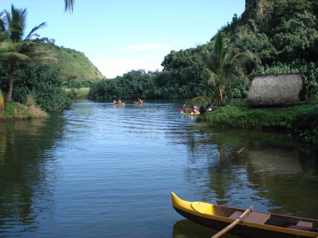 Secret_Falls_010_jx_12232006 - Mirando más allá de nuestra canoa en el Pueblo Hawaiano de Kamokila hacia otras personas en kayak en el río Wailua