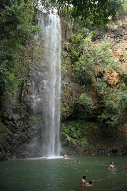 Secret_Falls_040_12232006 - Les chutes Secrètes ou les chutes d'Uluwehi étaient très populaires et un endroit assez occupé pour se rafraîchir