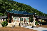 Seoraksan_087_06132023 - Looking up at the main Dharma Hall at Sinheungsa Temple in Seoraksan National Park