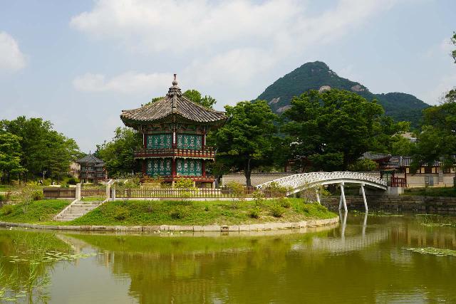 Seoul_118_06092023 - Seoul also features impressive palaces like the Gyeongbokgung Palace, which had some Forbidden-City-esque plazas as well as beautiful gardens and ponds like the one shown here