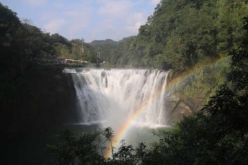 The Shifen Waterfall was mostly likely Taiwan's most famous waterfall as it was seemingly very reachable from the east of Taipei as well as not being far from Keelung.  It was a major waterfall...