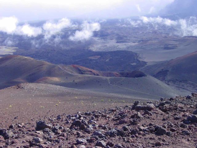 Sliding_s_trail_039_09052003 - het is moeilijk te geloven dat de Watervallen van Waimoku en de Oheo Gulch de top van de vulkaan Haleakala vormen. Yep, het is de plek waar mensen wakker worden om 2:30 in de ochtend om hier te gaan en te bevriezen, en het is allemaal voor de gelegenheid om de zonsopkomst hier te zien's hard to believe that directly upslope from Waimoku Falls and the Oheo Gulch is the summit of Haleakala Volcano. Yep, it's the place people wake up at 2:30am in the morning to go up here and freeze, and it's all for the opportunity to see the sunrise here