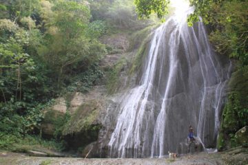 Tacky Falls, of all the waterfalls in Jamaica, was the only one that was truly non-commercialized and back-to-nature. In other words, there were no tourist crush, no facilities, no souvenir...
