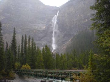 Takakkaw Falls was probably my favorite waterfall of our September 2010 Canadian Rockies trip.  It's said to drop majestically some 258m in total height with even a waterwheel near its top...