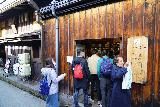 Takayama_157_04122023 - Another look people crowding into the sake tasting joint on the Sanmachi Street in Takayama
