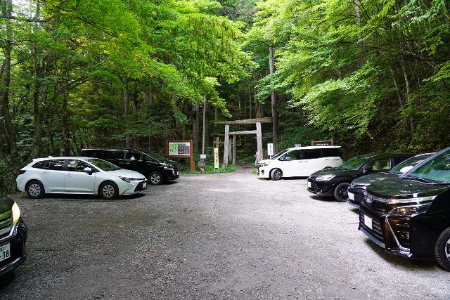 Tatsuzawa_Fudo_001_07222023 - The surprisingly busy unpaved car park nearest to the trailhead for the Tatsuzawa Fudo Falls and Shrine