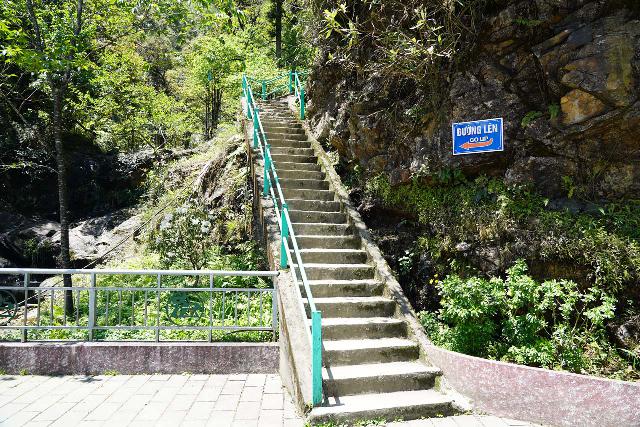 Thac_Bac_007_04142025 - A sign directing us to go up this way (counterclockwise loop), but I've found that in my experience, it might be better to go up the left side instead of the right