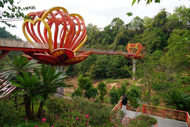 Thac_Dai_Yem_178_04162025 - Looking along the Glass Bridge of Love after having crossed it