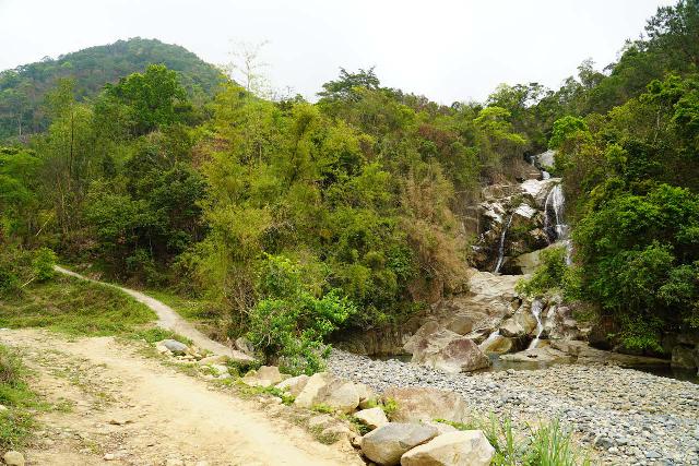 Thac_Khe_Van_055_04102025 - Context of the continuation of the trail and the Thac Khe Van Waterfall roughly 300m from the trailhead