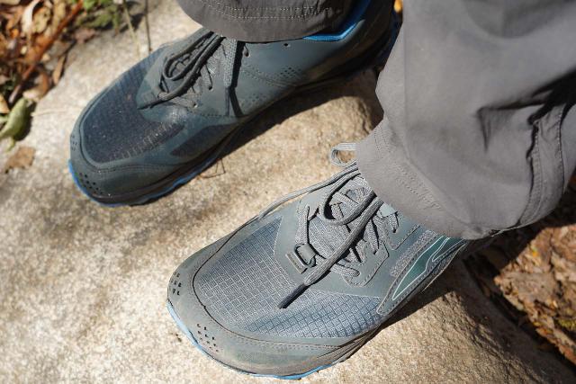 Comparing a dry Altra Lone Peak 5 Trail Running shoe with a wet one