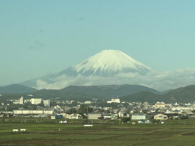 Train_to_Odawara_003_jx_04082023.jpeg - Believe it or not, it's possible to see Mt Fuji from Tokyo (the mountain was less than 2 hours drive away from the city center barring traffic), and it was actually seemingly closer to Hinohara than the city center of Tokyo