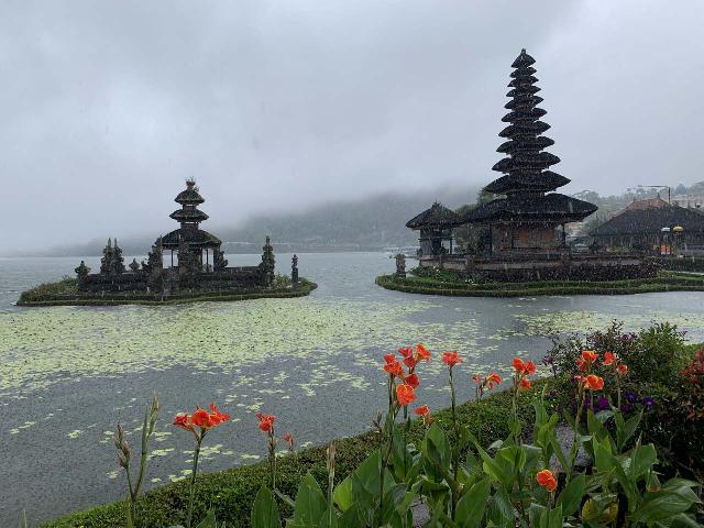 Ulun_Danu_Beratan_021_iPhone_06202022 - The Ulun Danu Beratan Temple (or Lake Beratan Temple) is about 17km east from the Munduk Waterfalls. The lakeside temple is well-touristed due to it being on the main road between Singaraja and Denpasar