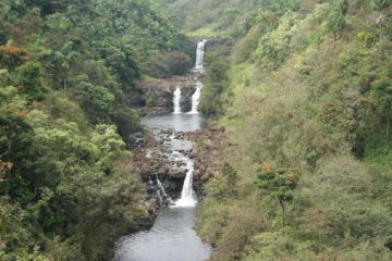 Umauma Falls is an attractive multi-tiered waterfall that frequents post cards as well as calendars.  Visiting the falls is essentially a breeze...