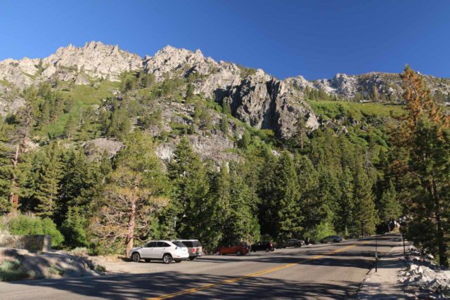 Upper_Eagle_Falls_005_06232016 - Rückblick auf einige der Spillover-Parkplätze entlang des Highway 89 am Picknickplatz und Ausgangspunkt für (obere) Eagle Falls, die nur eine Viertelmeile vom Emerald Bay Overlook-Parkplatz entfernt waren