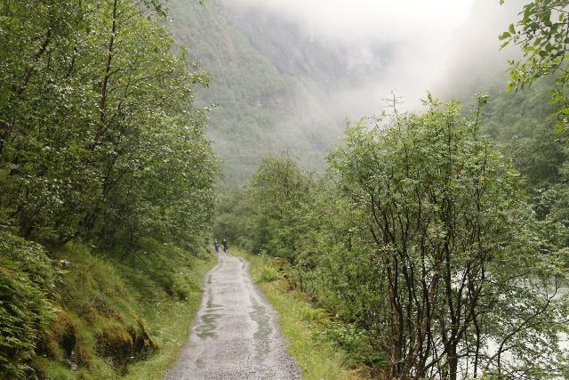 ノルウェーのVettisfossenハイキングでSalomon Quest 4D 3 GTXブーツが内側に浸水した雨の状況