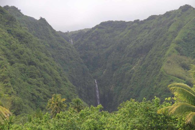 Vaiharuru_Falls_006_20121215 - Contextual yet distant roadside view of the Vaiharuru Falls