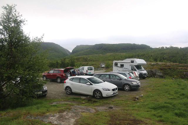 Valursfossen_024_06252019 - The parking situation at the upper car park on the Hardanger Plateau at the very end of the Hjølmo Fjellvegen at Hjølmaberget