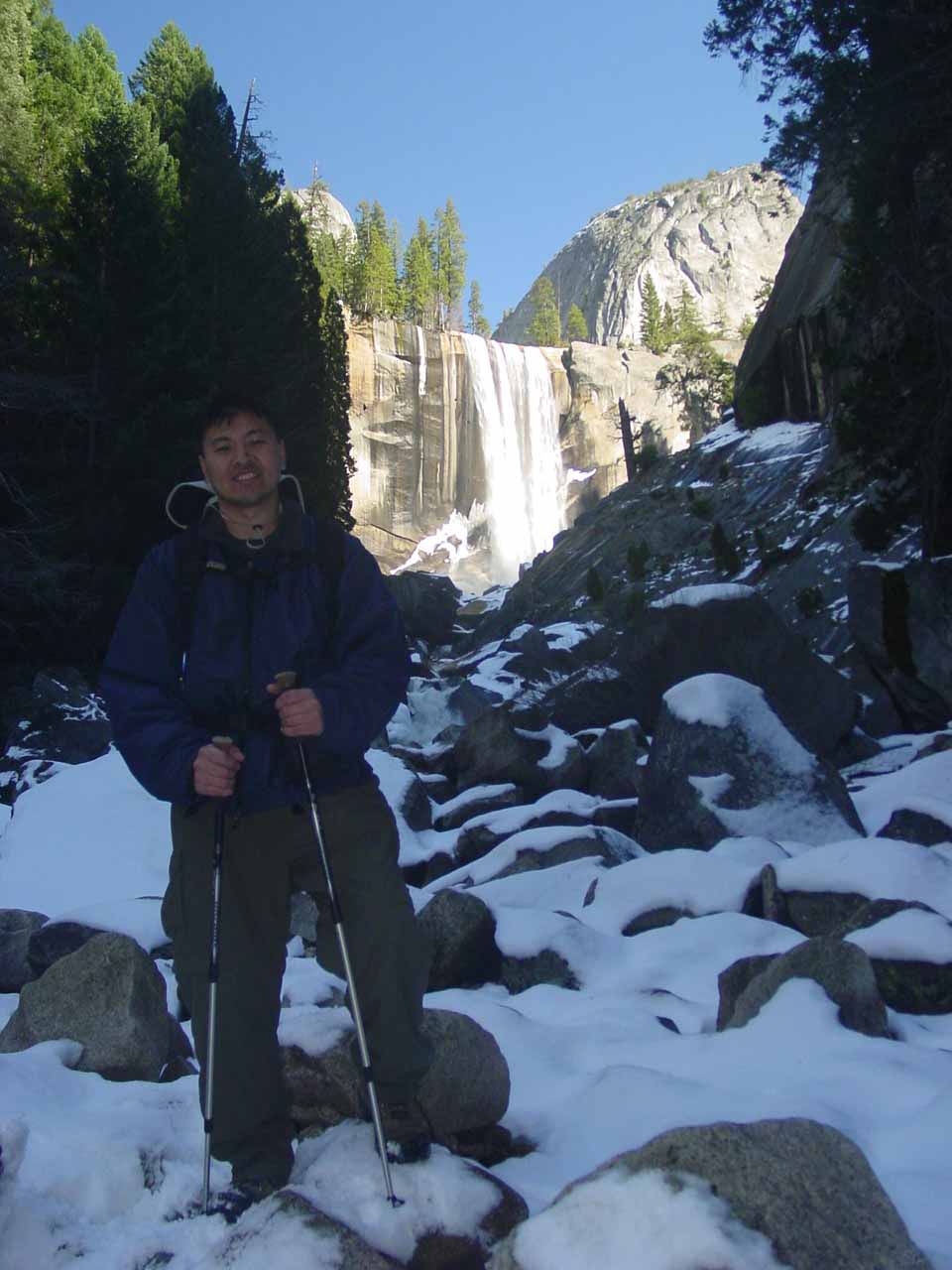 Das bin ich in Yosemite in der Winterzeit und verdiene ein Einkommen Bloggen darüber auf der Welt der Wasserfälle