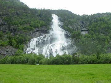 Vidfoss was the third waterfall we saw within Oddadalen (the Odda Valley) as we were heading north towards the town of Odda.  It was an attractively wide yet tall waterfall (allegedly 300m in...