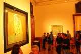 Vienna_379_07082018 - There were a lot of people checking out this painting called 'The Kiss' by Gustav Klimt