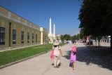 Vienna_502_07082018 - Julie and Tahia walking towards the entrance to the Schonbrunn Palace