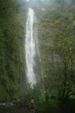 Waimoku_Falls_007_02232007 - Julie devant traverser un ruisseau assez profond pour continuer vers les chutes de Waimoku lorsqu'il a été gonflé comme ça en 2007