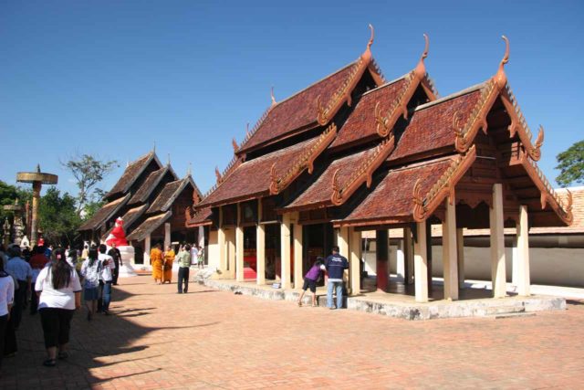 Wat_Phra_That_Lampang_Luang_041_12302008 - Etwa 1-2 Autostunden südlich von Chiang Mai (wo wir uns niederließen) war die Stadt der Lampang, wo wir diese religiöse Stätte namens Wat Phra That Lampang Luang besuchten