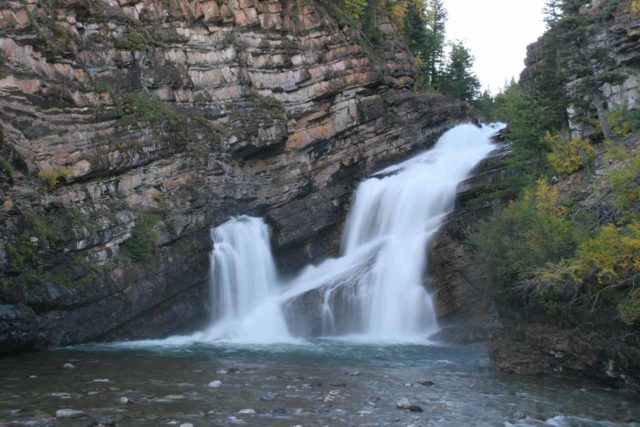 Controlling the shutter speed to photograph Cameron Falls in long exposure so that its waterflow is blurred