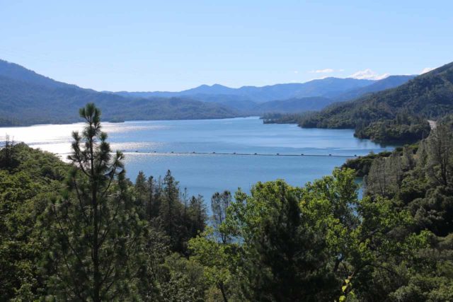 Whiskeytown_Lake_005_06182016 - Potem Falls låg ungefär 30 mil öster om Redding, som i sin tur bara låg några mil öster om Whiskeytown Lake som visas här. Vi märkte att denna sjö var en succé för båtfolk och vattenskidåkare