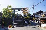 Yoshinoyama_029_04092023 - Approaching a torii in Yoshino Town as the road momentarily split