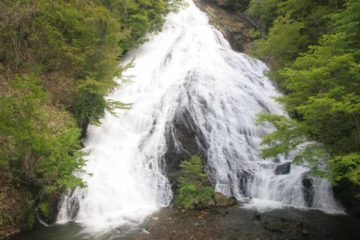 The Yu Waterfall is an pretty unique-looking waterfall draining Yu-no-ko by the Yumoto Onsen.  The word 