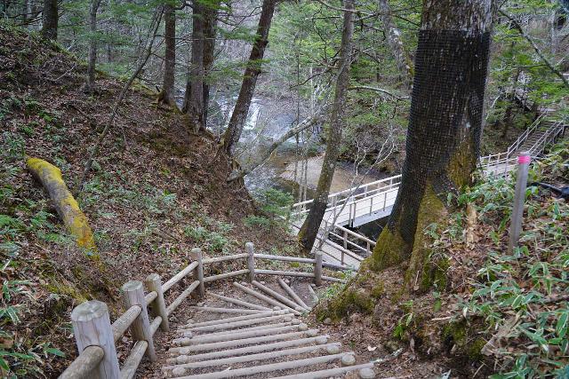 Yudaki_049_04132023 - Steps descending to a footbridge spanning the Yugawa River before the Kotaki Waterfall